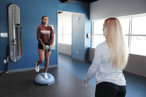 schreiner athlete with sports medicine physical therapist in gym