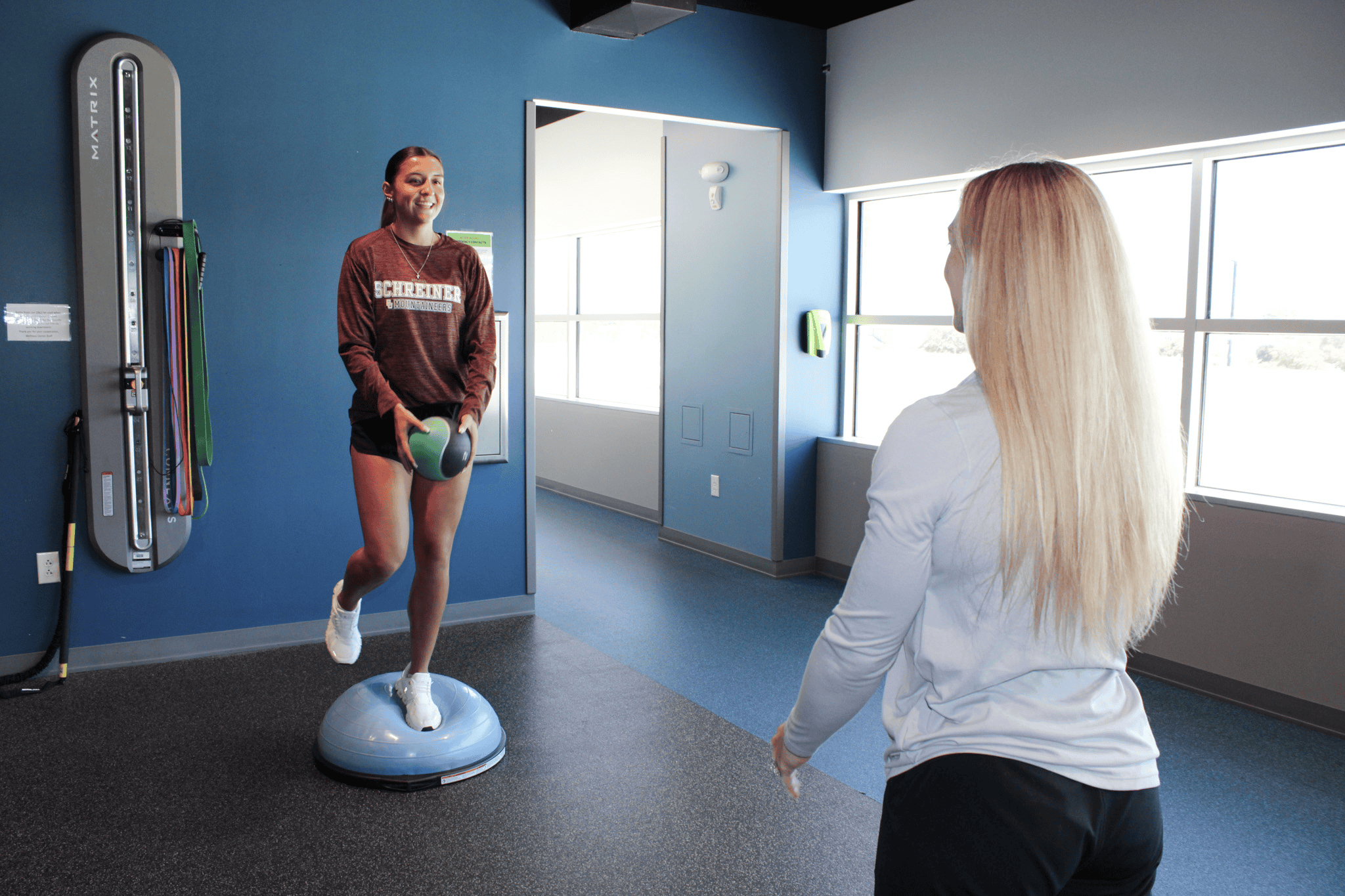 schreiner athlete with sports medicine physical therapist in gym